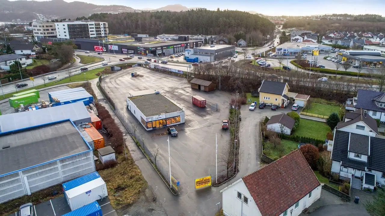 Næringstomt med bygg ved Kvadrat